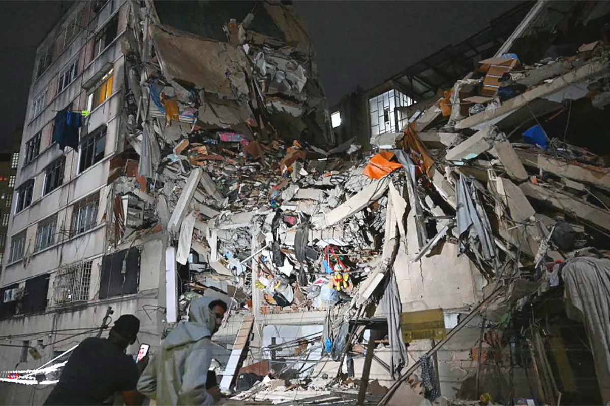 un edificio derrumbado y otro adyacente con severos daños en Venezuela tras un terremoto