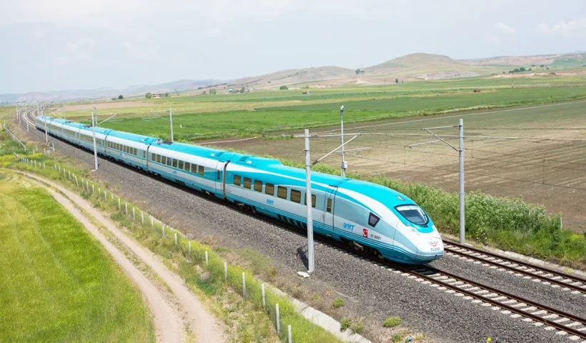 un tren de alta velocidad atraviesa una llanura verde en Turquía