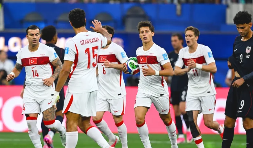 jugadores turcos, entre ellos Arda Güler, celebran un gol ante Estados Unidos en el Mundial