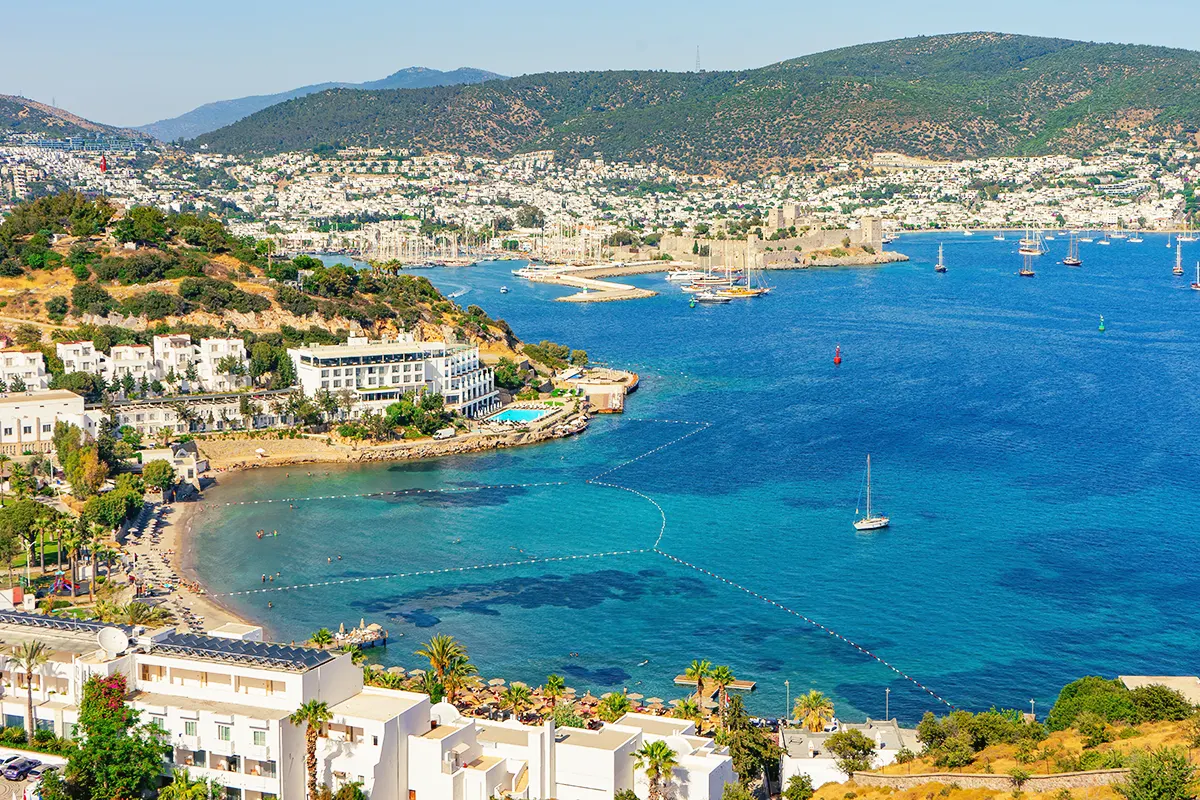 vista de la bahía de Bodrum con múltiples residencias construidas a lo largo de la costa