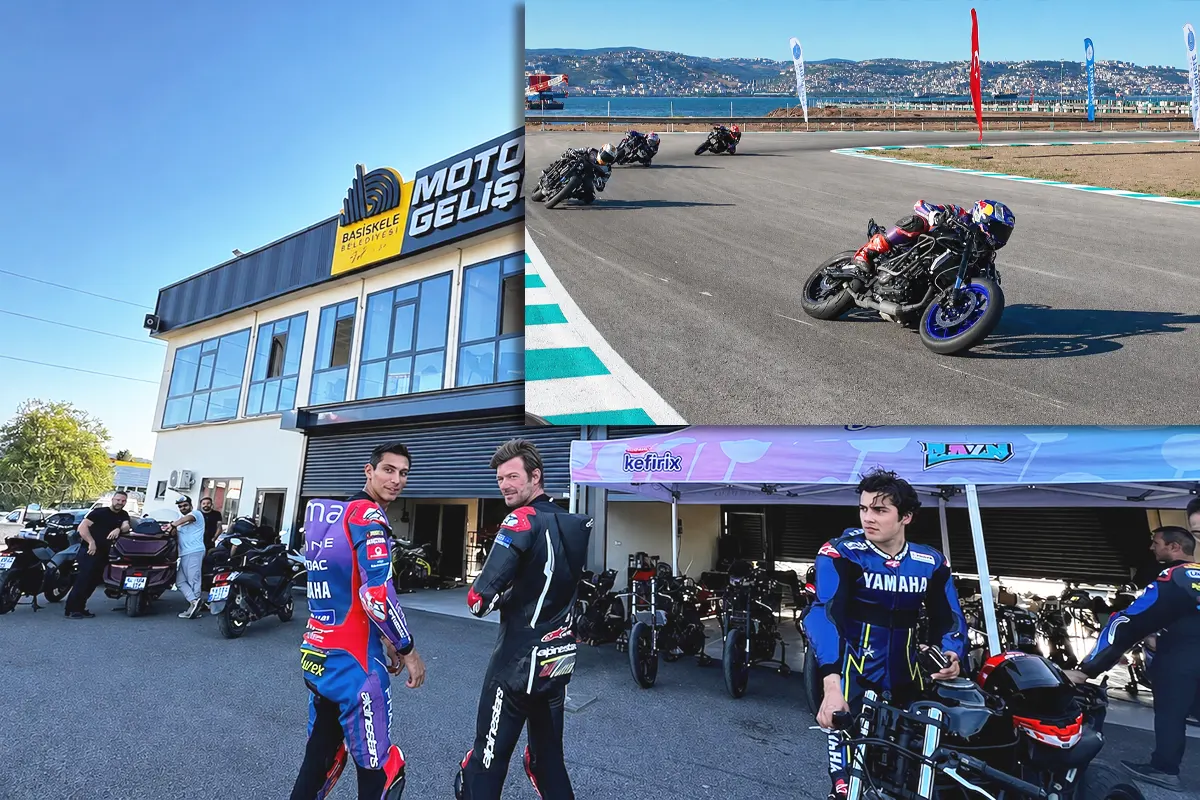 el actor turco Kıvanç Tatlıtuğ junto al campeón del mundo Toprak Razgatlıoğlu preparándose para subir a una moto en las instalaciones de un circuito de carreras.