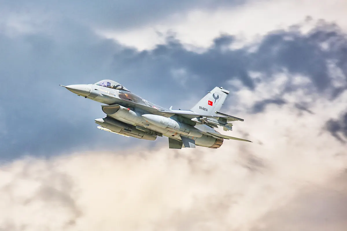 un caza F-16 de Turquía volando entre las nubes