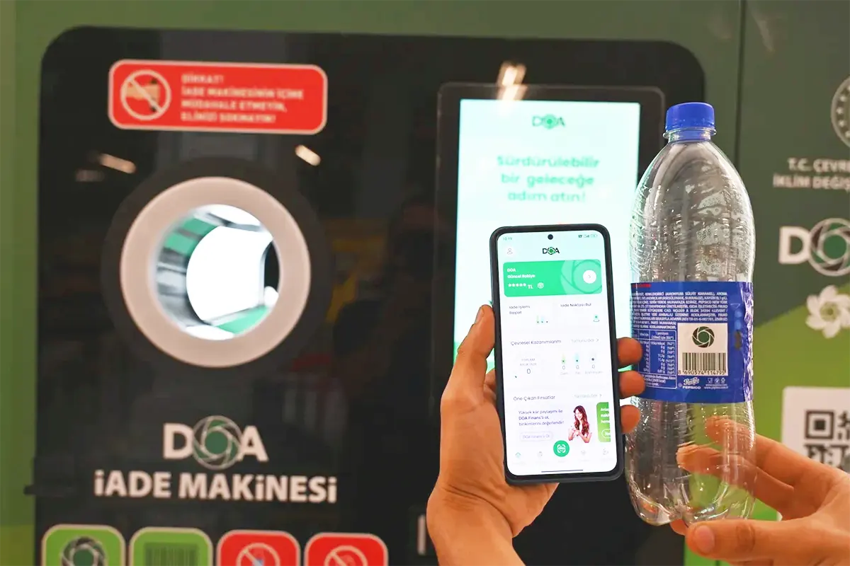 a picture of a bottle collection machine in Turkey, alongside a mobile phone with the DOA app and a plastic bottle