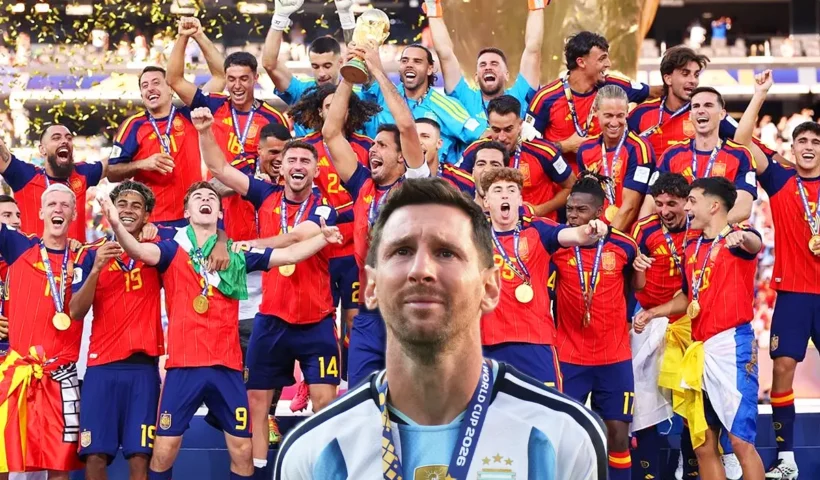 la selección española festeja el Mundial junto a una imagen de Messi llorando