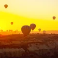 globos aerostáticos despegando en un espectacular amanecer en Capadocia
