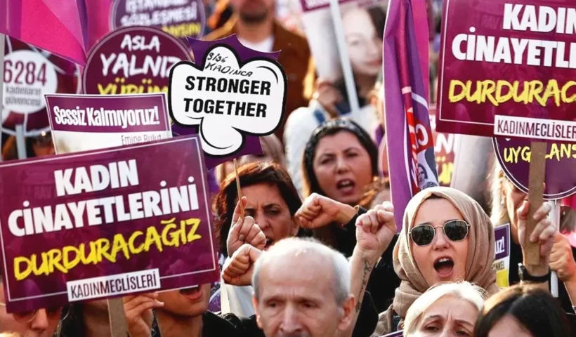 una protesta principalmente de mujeres turcas portando pancartas contra la violencia de género y los feminicidios