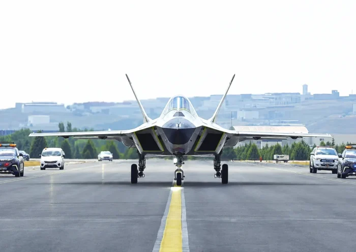 un prototipo del caza turco KAAN visto de frente rodando por una pista