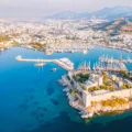 vista aérea del puerto y el castillo de Bodrum, en Turquía