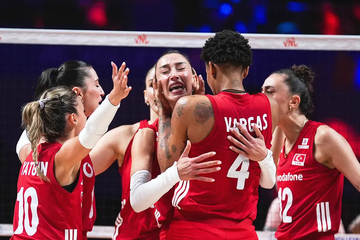 jugadoras de la selección femenina de voleibol de Turquía celebran su segunda medalla de oro en la liga de naciones del voleibol (VNL)