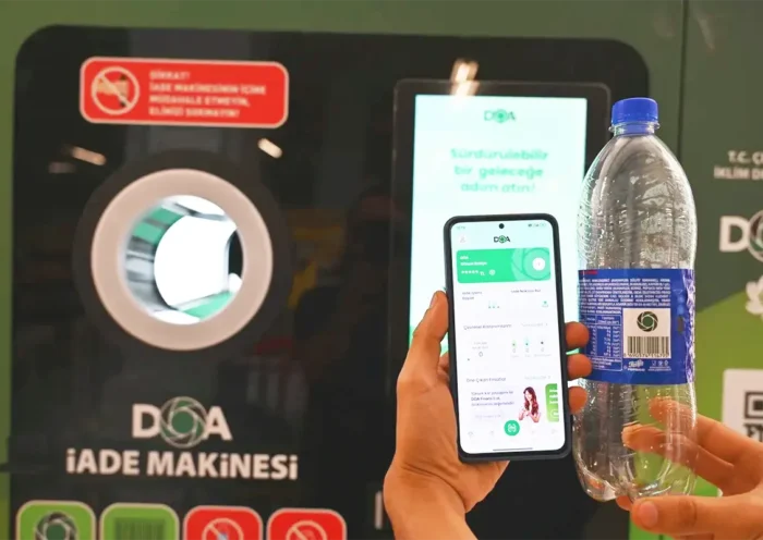 una imagen de una máquina de recogida de envases en Turquía junto a un teléfono móvil con la app DOA y una botella de plástico