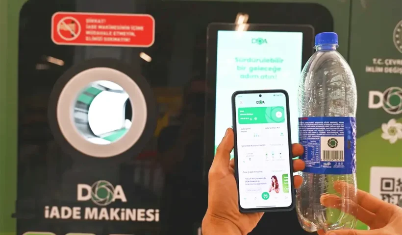 una imagen de una máquina de recogida de envases en Turquía junto a un teléfono móvil con la app DOA y una botella de plástico
