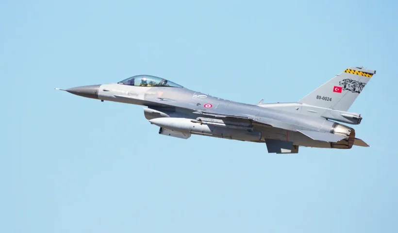 un caza de combate F-16 turco volando