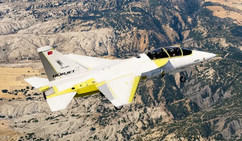 un prototipo de caza turco Hürjet con colores claros sobrevolando un paisaje del interior de Anatolia