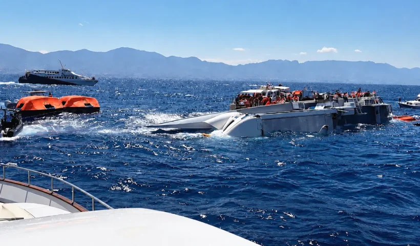varios pasajeros subidos a los restos de un ferry hundido mientras varias embarcaciones tratan de socorrerles