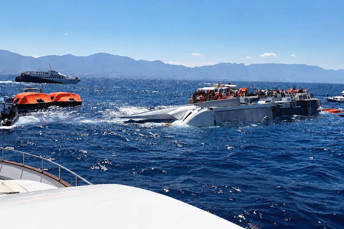 varios pasajeros subidos a los restos de un ferry hundido mientras varias embarcaciones tratan de socorrerles