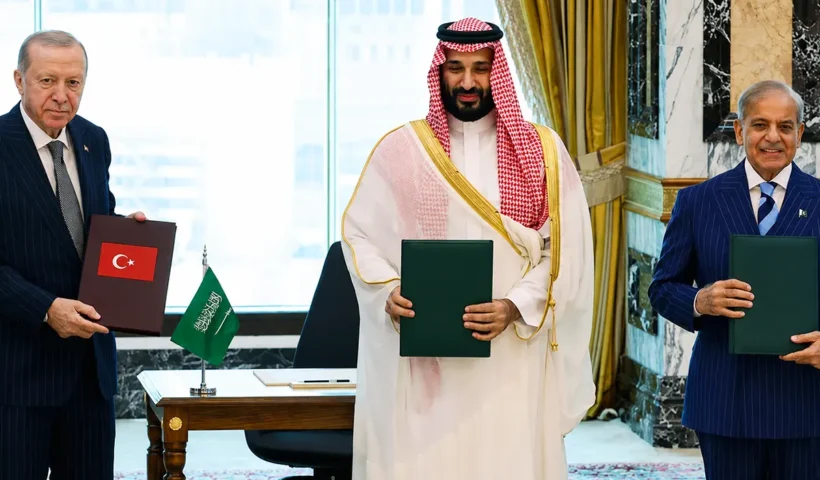 Turkish President Recep Tayyip Erdoğan, Saudi Crown Prince Mohammed bin Salman and Pakistani Prime Minister Shahbaz Sharif after signing the Mecca Defence Agreement