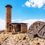 imagen compuesta con una estela de piedra antigua que muestra inscripciones antiguas y con la primera mezquita de Anatolia en las ruinas de Ani