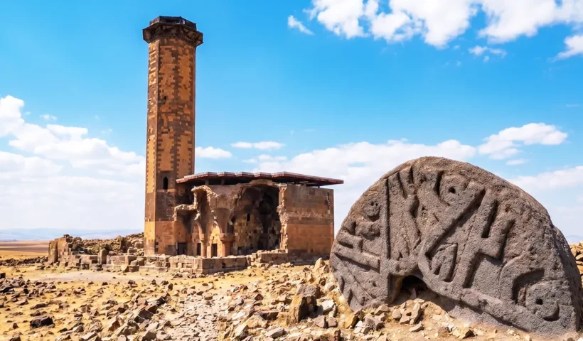 imagen compuesta con una estela de piedra antigua que muestra inscripciones antiguas y con la primera mezquita de Anatolia en las ruinas de Ani