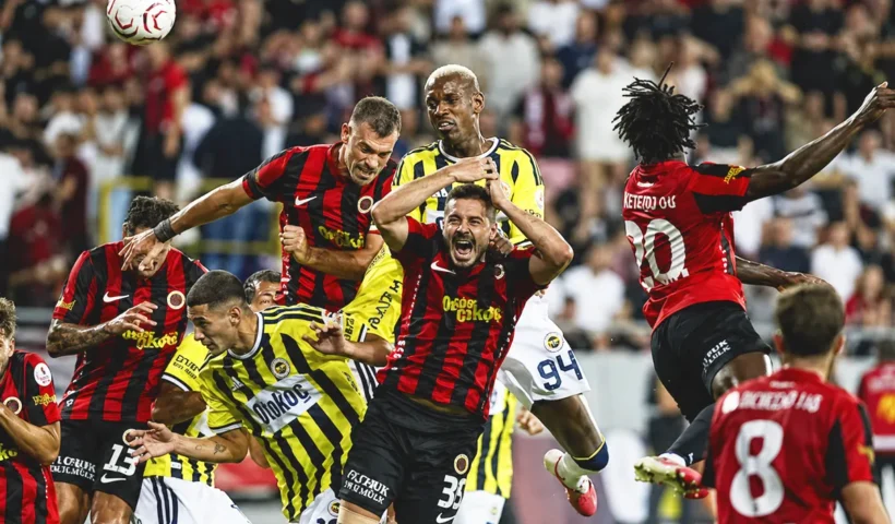 jugadores del Fenerbahçe y el Gençlerbirliği apelotonados luchando por el balón en un partido