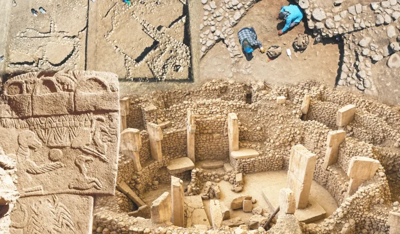 varias imágenes de Göbeklitepe y sus famosos pilares en forma de "T" junto con imágenes de arqueólogos excavando una nueva zona
