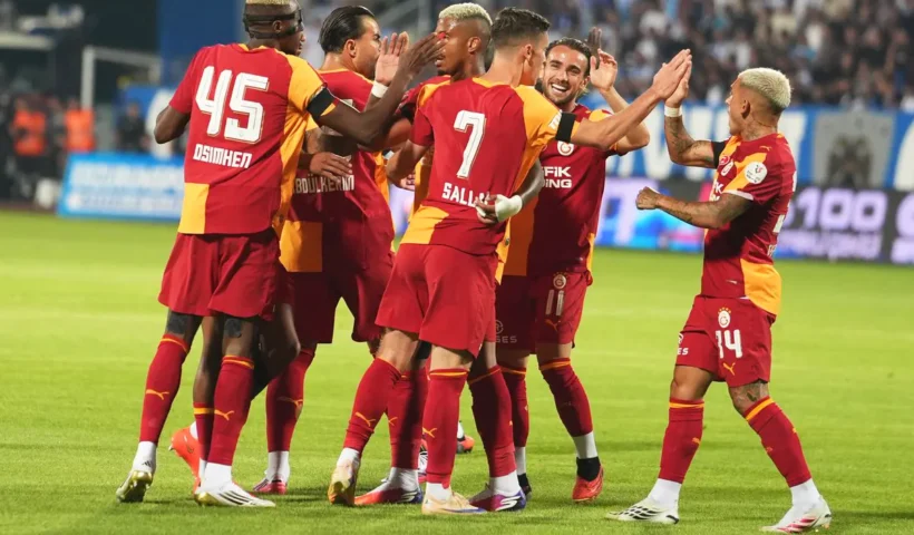 varios jugadores del Galatasaray, entre ellos Osimhen, celebran un gol sobre el terreno de juego