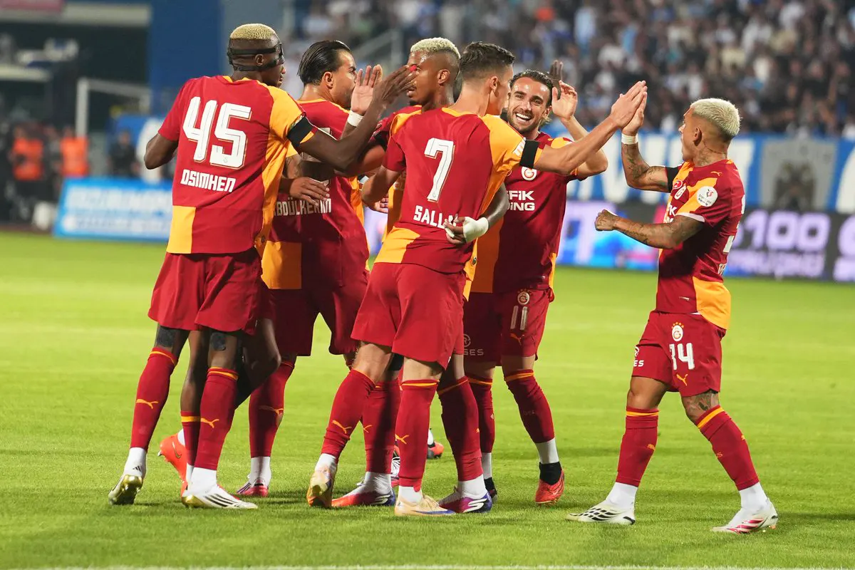 varios jugadores del Galatasaray, entre ellos Osimhen, celebran un gol sobre el terreno de juego