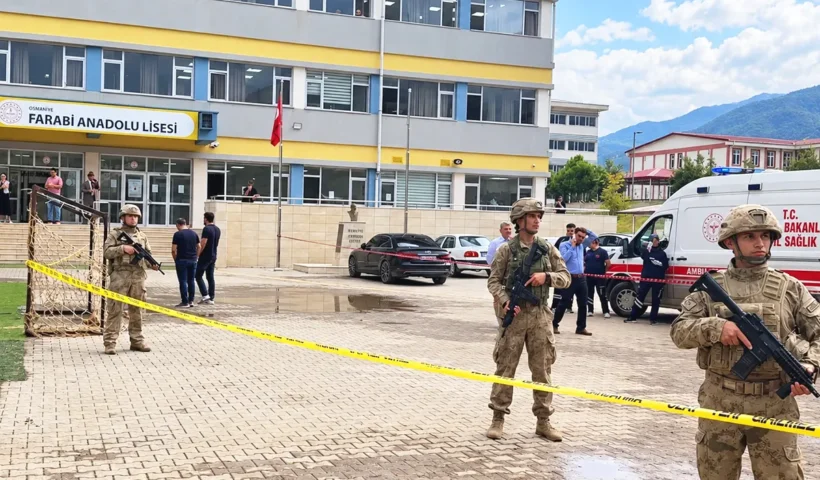 varios gendarmes turcos armados junto a una ambulancia a la entrada de un instituto