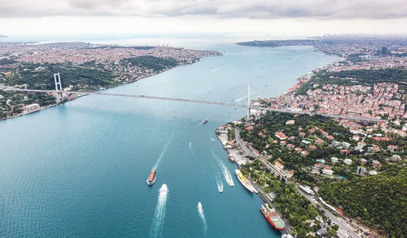 vista aérea del Estrecho del Bósforo en Estambul con varios barcos cruzándolo junto a uno de los puentes que une Europa y Asia