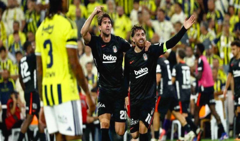jugadores del Beşiktaş celebran un gol marcado al Fenerbahçe
