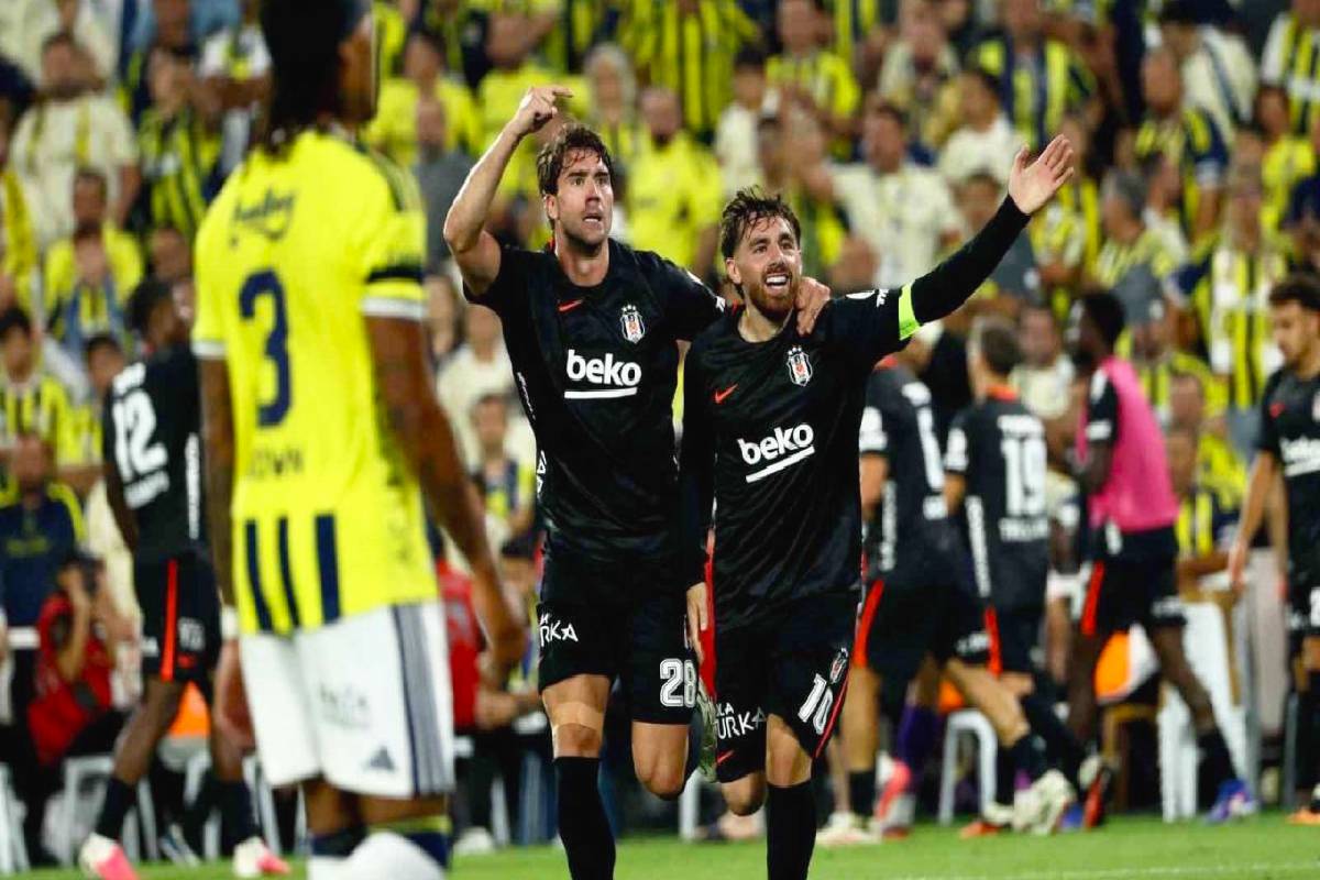 jugadores del Beşiktaş celebran un gol marcado al Fenerbahçe