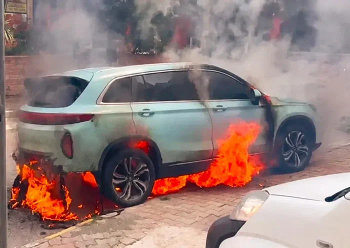 un coche eléctrico Skywell ET5 ardiendo en la calle