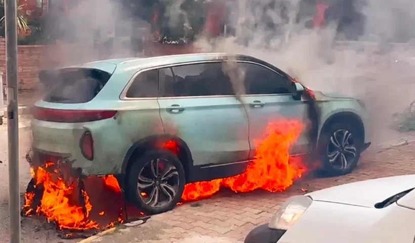 un coche eléctrico Skywell ET5 ardiendo en la calle