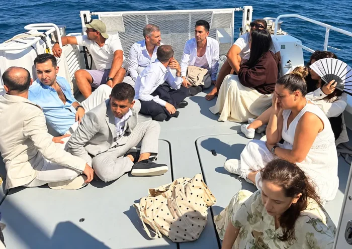 inmigrantes vestidos con traje y vestidos caros en la cubierta de un barco