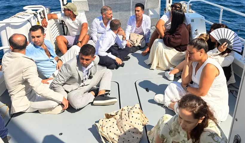inmigrantes vestidos con traje y vestidos caros en la cubierta de un barco