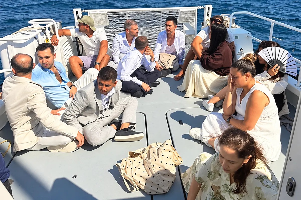 inmigrantes vestidos con traje y vestidos caros en la cubierta de un barco