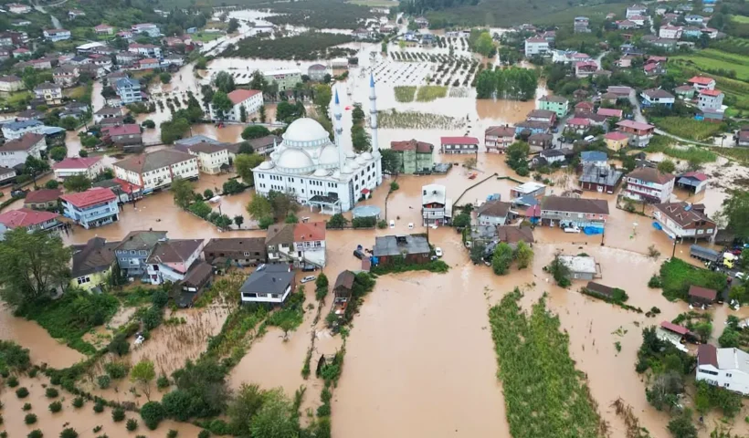 vista aérea de una pequeña población turca con una mezquita en medio y con una gran inundación cubriendo calles y campos