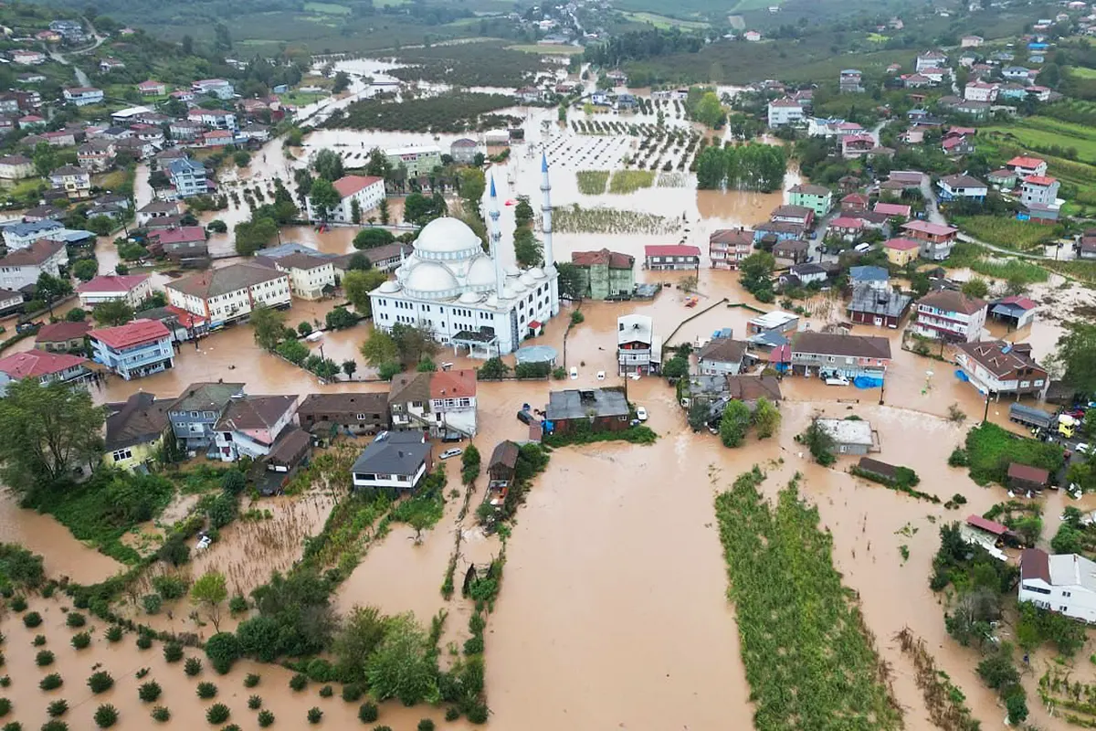 vista aérea de una pequeña población turca con una mezquita en medio y con una gran inundación cubriendo calles y campos