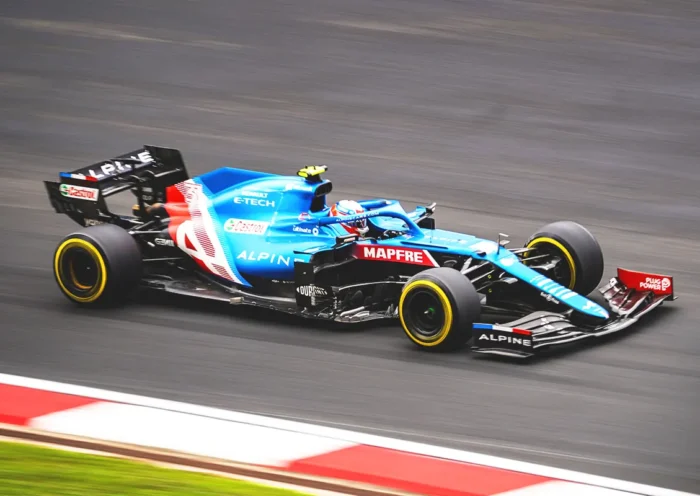un coche de carreras corriendo por un circuito de F1