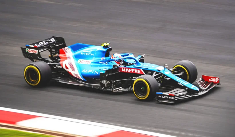 un coche de carreras corriendo por un circuito de F1