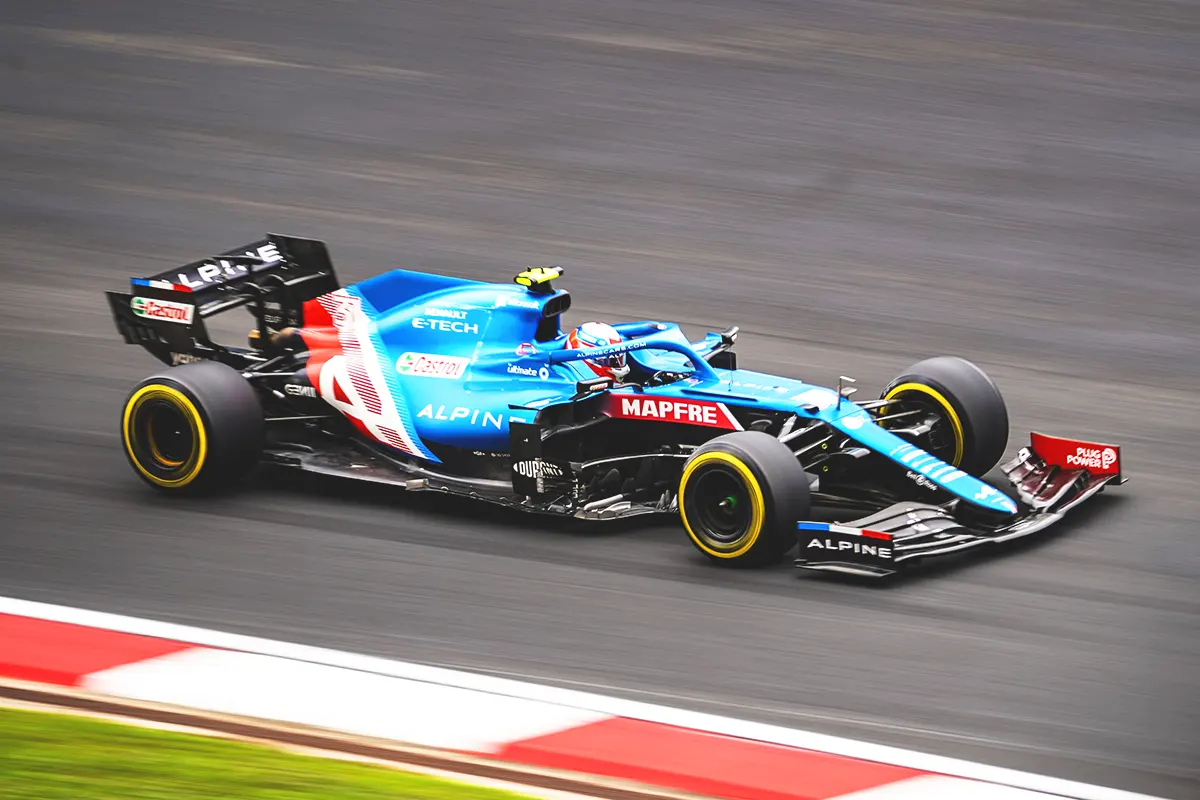un coche de carreras corriendo por un circuito de F1