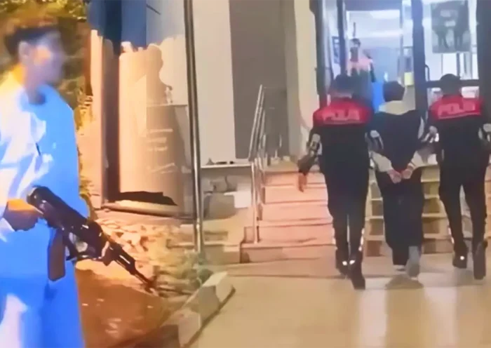 imágenes de un menor en la calle con un rifle Kalashnikov, y del menor siendo detenido por la policía