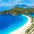 vista de las playas y las aguas turquesas en Ölüdeniz, en la provincia turca de Muğla