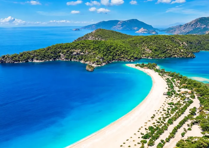 vista de las playas y las aguas turquesas en Ölüdeniz, en la provincia turca de Muğla