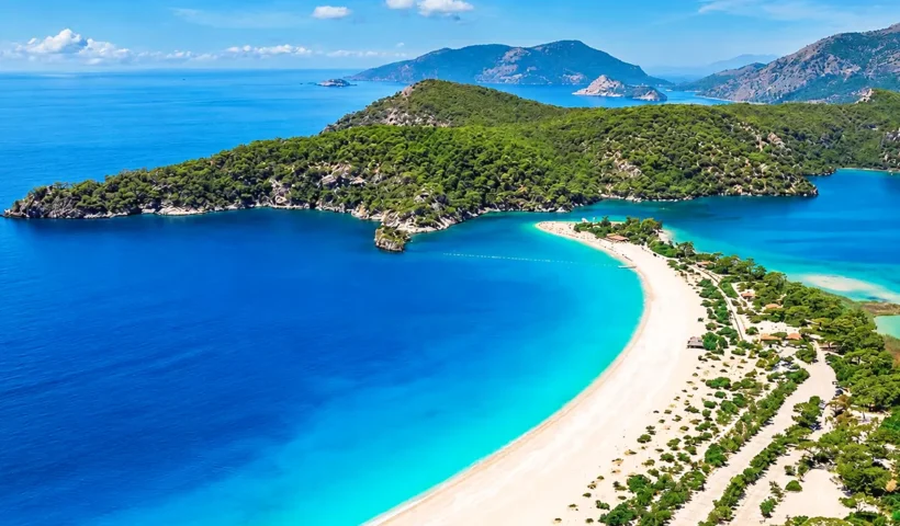 vista de las playas y las aguas turquesas en Ölüdeniz, en la provincia turca de Muğla