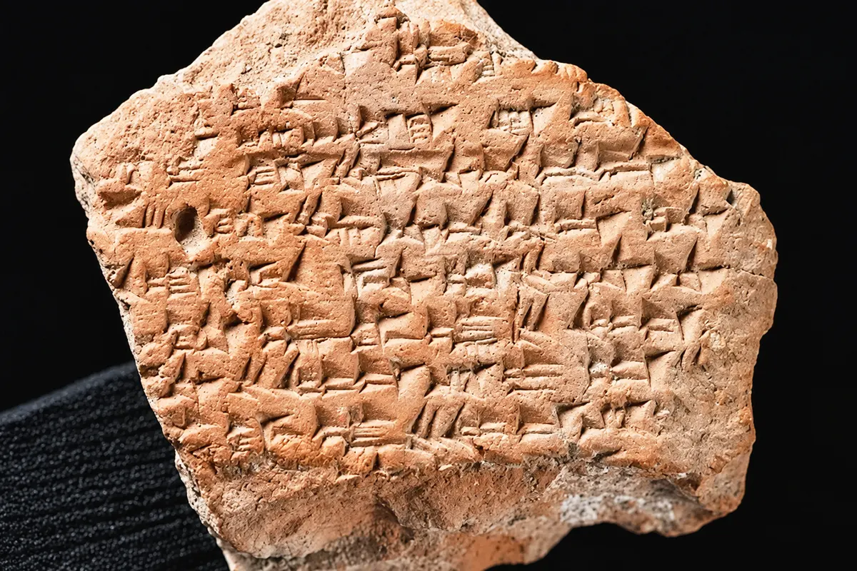 imagen de una pieza de arcilla con escritura cuneiforme conteniendo parte del histórico Tratado de Qadesh