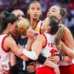 jugadoras de la selección femenina turca de voleibol se abrazan en la cancha