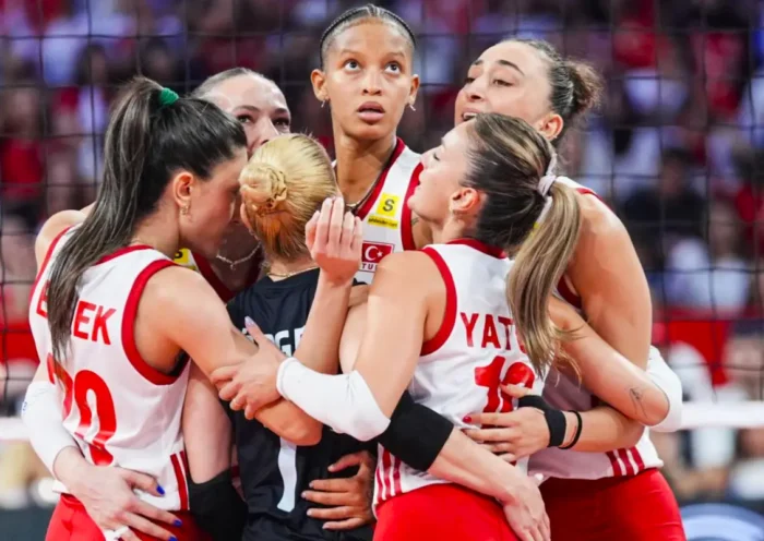 jugadoras de la selección femenina turca de voleibol se abrazan en la cancha