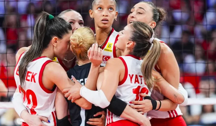 jugadoras de la selección femenina turca de voleibol se abrazan en la cancha