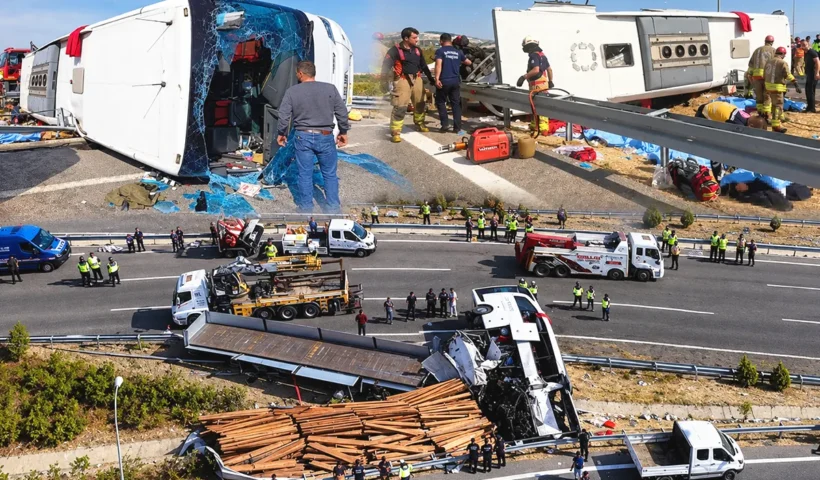 varias imágenes mostrando un camión y un autobús volcados y gravemente dañados sobre la autopista junto a equipos de emergencias