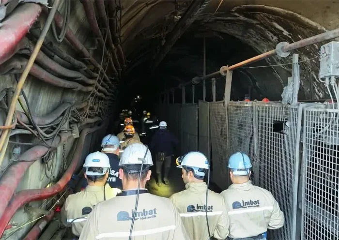 un grupo de mineros entrando a una mina en Turquía